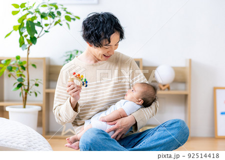赤ちゃんを抱える若いパパ 92514418