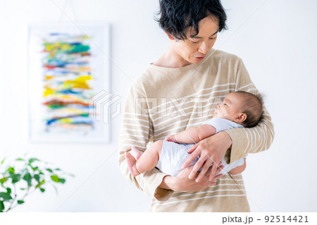 赤ちゃんを抱える若いパパ 92514421