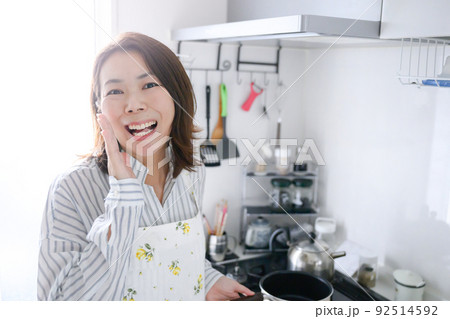 キッチンから呼ぶお母さん キッチンから呼ぶお母さん 92514592