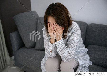 ショックなことがあってふさぎ込む人　顔無し 92514593