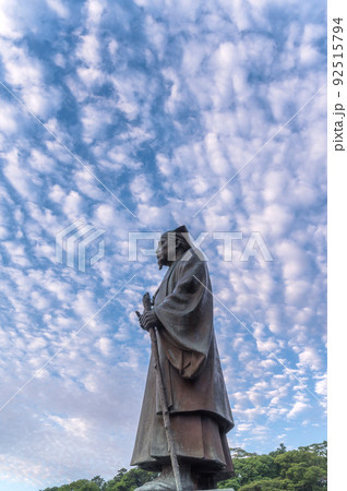 茨城県水戸市　千波湖を見守る水戸黄門の像 92515794
