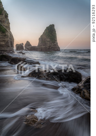千葉県御宿町 夏の早朝の大波月海岸の荒波 千葉県御宿町 夏の早朝の大波月海岸の荒波 92516293