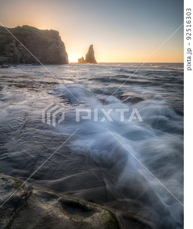 千葉県御宿町　夏の早朝の大波月海岸の荒波 92516303