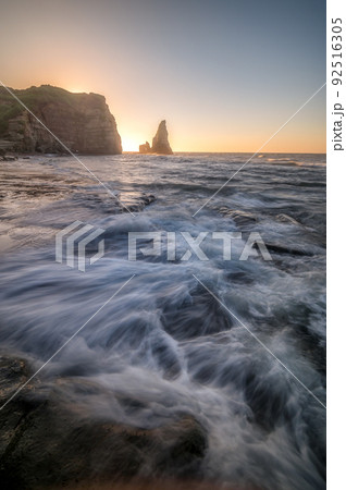千葉県御宿町　夏の早朝の大波月海岸の荒波 92516305