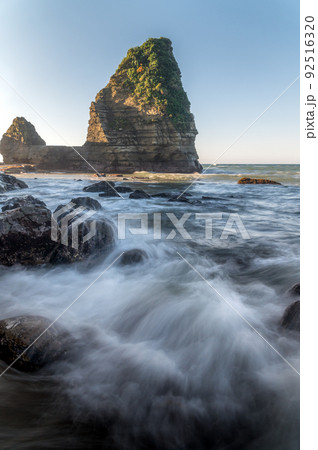 千葉県御宿町　夏の早朝の大波月海岸の荒波 92516320