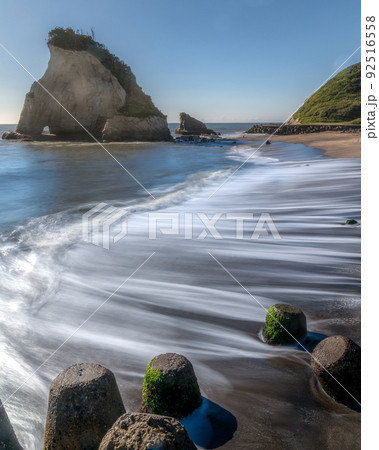 千葉県いすみ市　夏の青空に浮かぶ雀島（夫婦岩） 92516558
