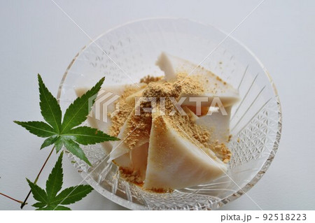 お茶請けに涼し気なくずもち モミジの葉 お茶請けに涼し気なくずもち モミジの葉 92518223