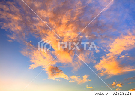 夏の日没後の空とオレンジ色の雲(7月、北西、42mm) 夏の日没後の空とオレンジ色の雲(7月、北西、42mm) 92518228