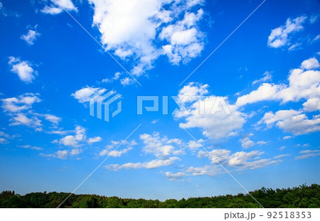 春の夕方の青空と雲(5月、東、24mm) 92518353