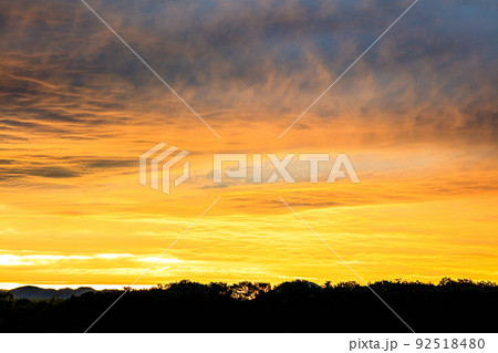 夏の日の出直後の朝焼け(6月、北東、105mm) 92518480