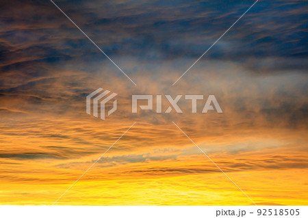 夏の日の出直後の朝焼け(6月、北東、105mm) 92518505