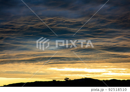 夏の日の出直後の朝焼け(6月、北東、105mm) 92518510