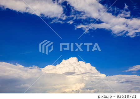 夏の夕方の青空と雲(7月、東、35mm) 夏の夕方の青空と雲(7月、東、35mm) 92518721
