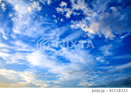 夏の日の出後の青空と雲(7月、南東、24mm) 92518723