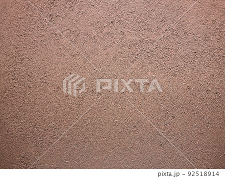 赤茶色の土壁のなかに藁の粗い風合いが残る表面の横長の背景画像 赤茶色の土壁のなかに藁の粗い風合いが残る表面の横長の背景画像 92518914