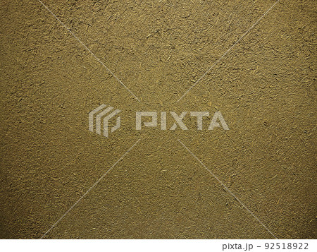 暗い砂色の土壁のなかに藁の粗い風合いが残る表面の横長の背景画像 暗い砂色の土壁のなかに藁の粗い風合いが残る表面の横長の背景画像 92518922
