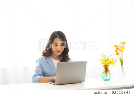 ビジネス　女性 92519342