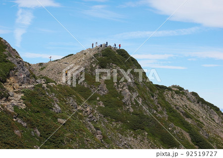 仙丈ヶ岳山頂の登山者 仙丈ヶ岳山頂の登山者 92519727