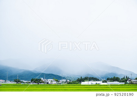 雨が降っている山際 雨が降っている山際 92520190