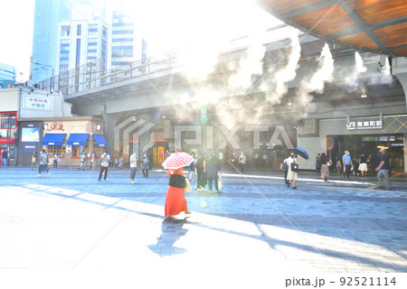 猛暑の日にミストを噴射して涼を演出する有楽町駅前風景 92521114
