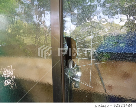 泥棒に割られたガラス窓 92521434