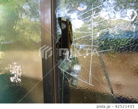 泥棒に割られたガラス窓 92521435