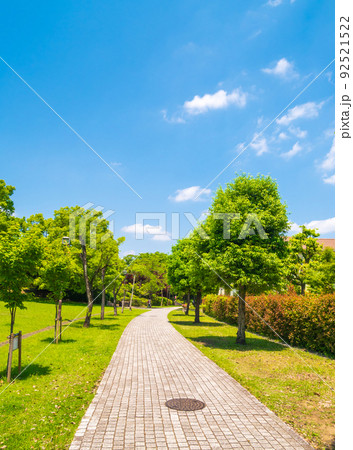 住宅街の遊歩道 92521522