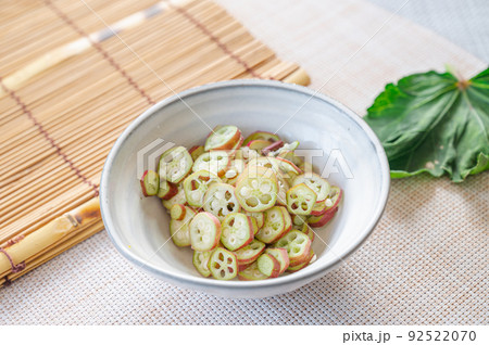 スライスした赤オクラ 92522070