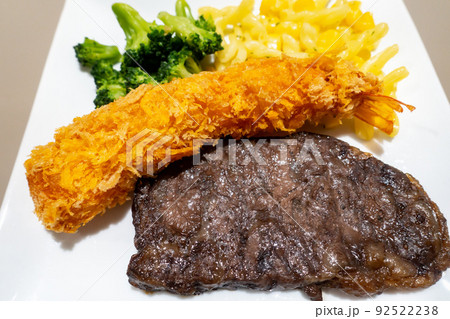 出産後の入院中に出てきた出産祝いの病院食の写真。 出産後の入院中に出てきた出産祝いの病院食の写真。 92522238