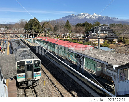 JR東日本中央線日野春駅211系電車と八ヶ岳連峰 JR東日本中央線日野春駅211系電車と八ヶ岳連峰 92522261