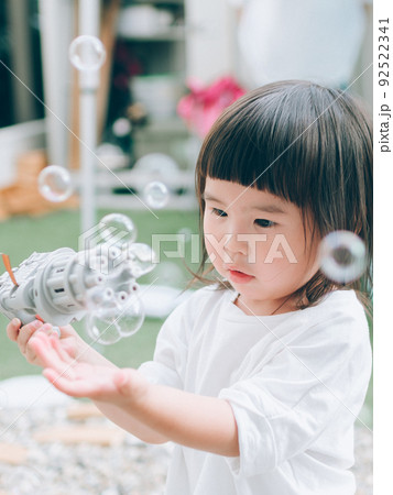 シャボン玉を楽しむ子供 92522341