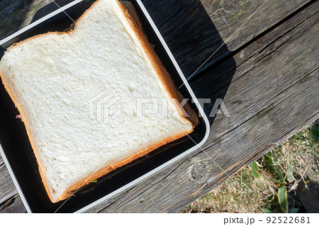 屋外で食べる手作りサンドイッチの写真/アウトドア/ランチのイメージ 屋外で食べる手作りサンドイッチの写真/アウトドア/ランチのイメージ 92522681