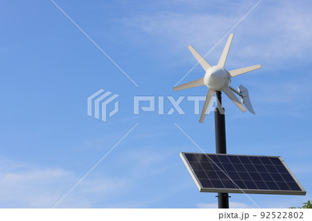 風力発電とソーラーパネル　再生エネルギー 92522802