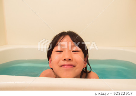  女子小学生風呂 お風呂に入る女の子 写真素材 [ 4679252 ] - フォトライブラリー ...