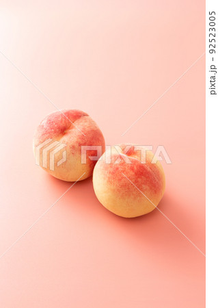 桃 ピンク背景 桃 ピンク背景 92523005