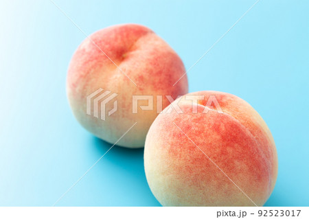 桃　水色背景 92523017