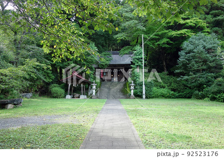 青梅市の青渭神社の拝殿（東京都青梅市） 92523176