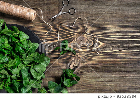 Fresh mint leaves on wooden background. Top view. Copy space 92523584