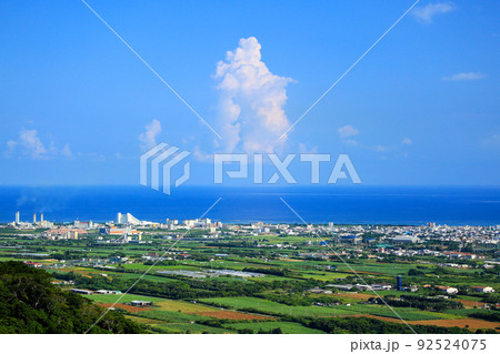 沖縄 石垣島 バンナ公園から見た市街地の俯瞰 沖縄 石垣島 バンナ公園から見た市街地の俯瞰 92524075