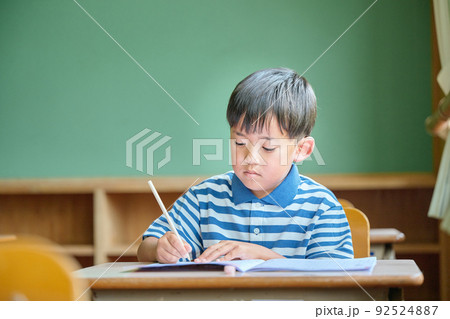 学校で勉強をする小学生の男の子 学校で勉強をする小学生の男の子 92524887