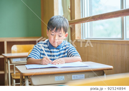 学校で勉強をする小学生の男の子 学校で勉強をする小学生の男の子 92524894