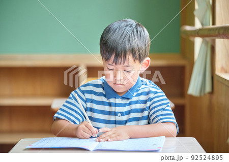 学校で勉強をする小学生の男の子 学校で勉強をする小学生の男の子 92524895