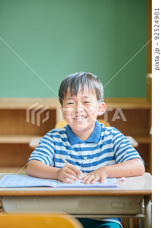 学校で勉強をする小学生の男の子 学校で勉強をする小学生の男の子 92524901