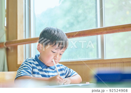 学校で勉強をする小学生の男の子 学校で勉強をする小学生の男の子 92524908