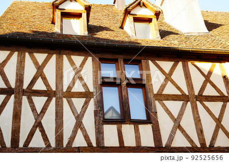 ボーヌにある窓と屋根のあるフランスの古民家 92525656