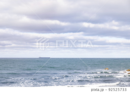 Views on the horizon of a cargo ship sailing. Gas transport concept Views on the horizon of a cargo ship sailing. Gas transport concept 92525733