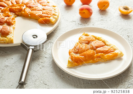 Fruit homemade pizza with peaches on a gray table, summer vegetarian pie 92525838