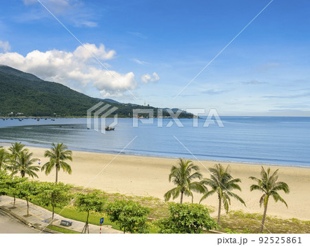 ベトナム・ダナン ミーケービーチとソンチャ山の景観 92525861