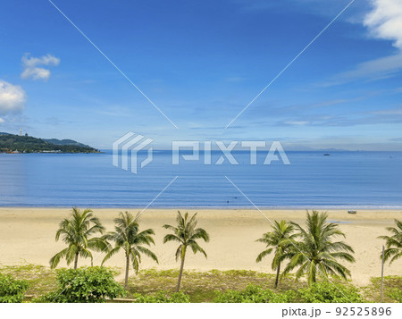 ベトナム・ダナン 青い海の広がるミーケービーチの景観 92525896
