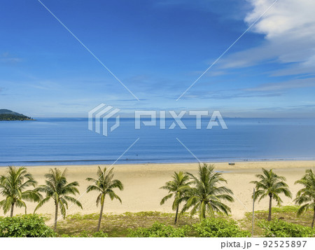 ベトナム・ダナン 青い海の広がるミーケービーチの景観 92525897